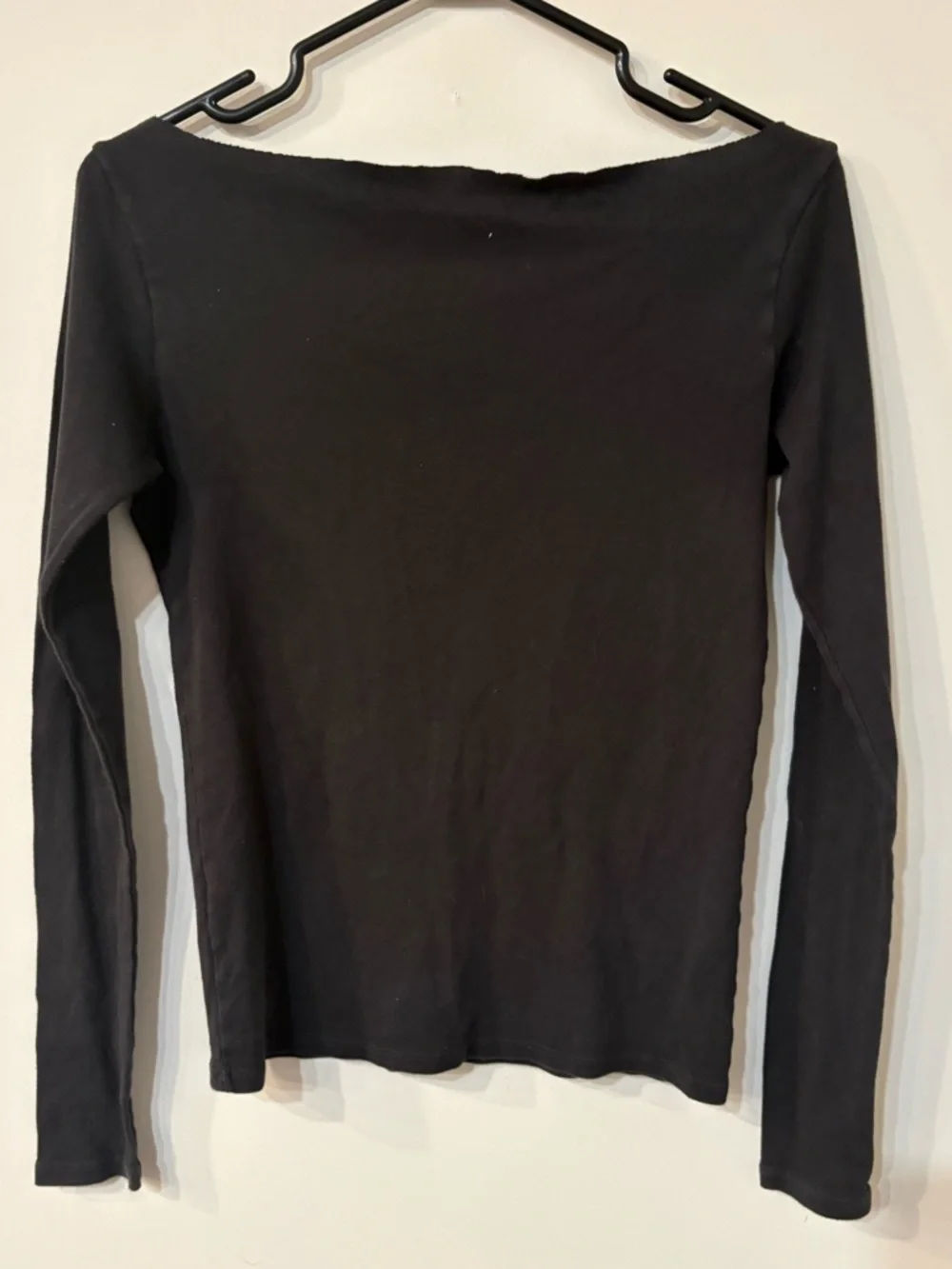 Brandy Melville Black Off-the-Shoulder Top with Red 'New York' Print - Picture 4 of 4
